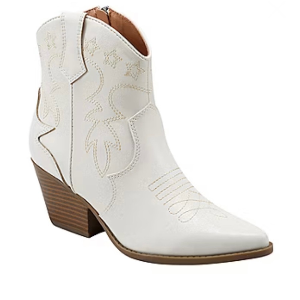 New in Box Women’s Indigo Rd. Adeleo Cream Country Western Ankle Boots size 8